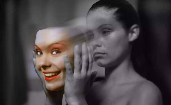 ֢